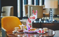 コンラッド大阪のいちごアフタヌーンティー。ヴィクトリア朝時代の伝統とモダンを融合させた魅惑のスイーツたち
