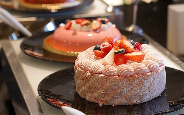 ヒルトン横浜で、魅惑のいちごスイーツビュッフェ！生いちご食べ比べ、美麗ケーキ、生絞りモンブランなど、豪華いちご尽くし