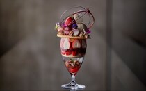 いちごパフェ図鑑｜「パティスリィ アサコ イワヤナギ」の新作いちごパフェ。2026年はクレオパトラがテーマ