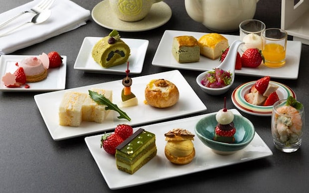 東京ステーションホテル「マルノウチジカン 桜と抹茶のアフタヌーンティー」。いちごや桜、西尾抹茶を使い、和テイストの品も