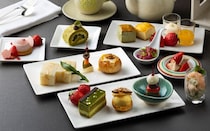 東京ステーションホテル「マルノウチジカン 桜と抹茶のアフタヌーンティー」。いちごや桜、西尾抹茶を使い、和テイストの品も