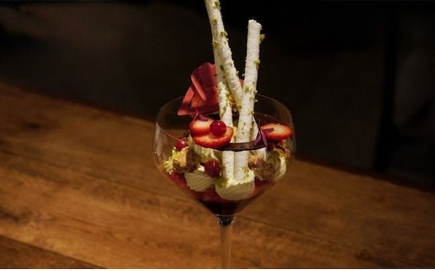 コヨイノパフェの「ピスタチオと数種のベリーのパフェ」。芳醇なピスタチオとブランドいちご「とちあいか」が奏でる上品な味わい