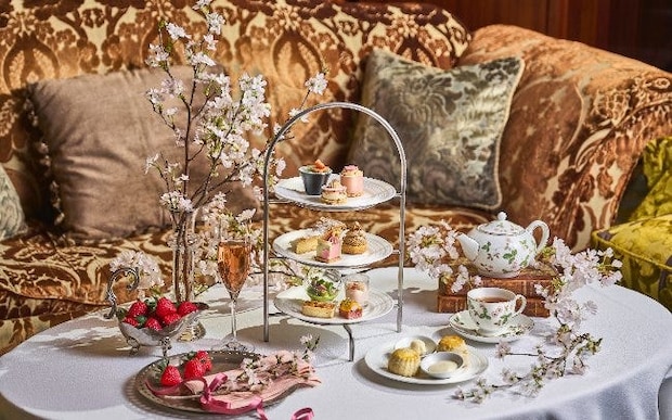 ザ・リッツ・カールトン大阪の桜といちごのアフタヌーンティー。フランスの伝統菓子や春カラーのセイボリーに心和む