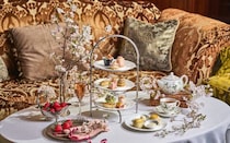 ザ・リッツ・カールトン大阪の桜といちごのアフタヌーンティー。フランスの伝統菓子や春カラーのセイボリーに心和む