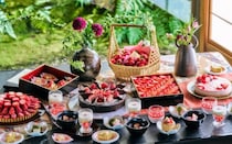ヒルトン東京お台場の日本料理「さくら」初のデザートビュッフェ。日本庭園を望む和空間で「和×いちご」のスイーツを好きなだけ