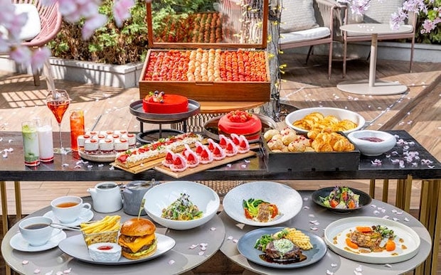 キンプトン新宿東京から初のスイーツビュッフェが登場！5種類の生いちごといちごスイーツ食べ放題付きのセミビュッフェランチ