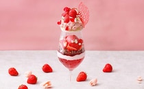 ホテル インターコンチネンタル 東京ベイの「いちご＆ローズパフェ」。重なり合う完熟いちごの味わいとローズの香りが華やか！