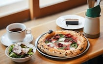 【日本橋】話題のサワードウピザ店や200年を迎えた和紙舗を巡る、東京・日本橋さんぽ