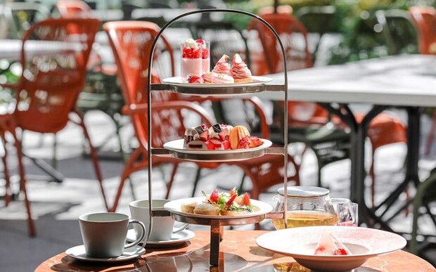 名古屋JRゲートタワーホテルのいちご＆桜アフタヌーンティー。華やかなスイーツと自慢の焼き菓子、別皿のデザートまで！