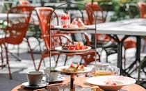 名古屋JRゲートタワーホテルのいちご＆桜アフタヌーンティー。華やかなスイーツと自慢の焼き菓子、別皿のデザートまで！