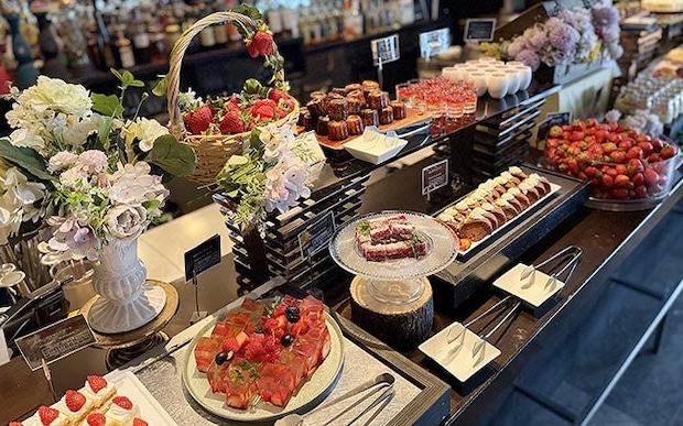 東京駅真上のイタリアンビュッフェは、景色もおいしさも別格!生いちご、いちごスイーツ、ローストビーフ、焼きたてピッツァも
