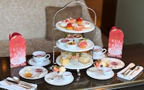 帝国ホテル 東京のいちごアフタヌーンティーを体験。“赤と白”をテーマにした、いちご大福パンやサンデーなどのスイーツ