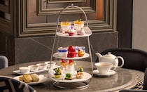 『アマン』の姉妹ブランドホテル「ジャヌ東京」の春アフタヌーンティー。花々が咲き誇るスイーツ＆セイボリーは目にも鮮やか