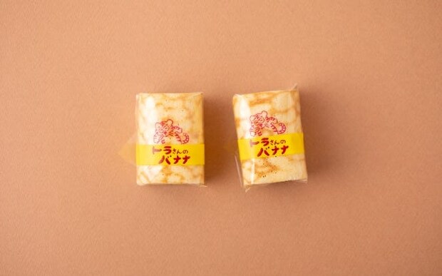 餡とバナナをトラ模様の生地でくるんと包んだおやつ/大角玉屋の「トラさんのバナナ」