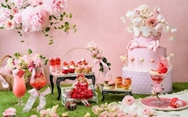 ザ ストリングス 表参道×リカちゃんのコラボアフタヌーンティー。いちごとローズのスイーツはどれもフォトジェニック！