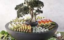 ウェスティンホテル横浜の抹茶デザートビュッフェ。日本庭園をイメージした巨大なボウルに抹茶スイーツが勢揃い