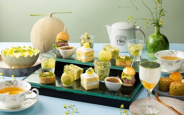 シェラトン都ホテル東京の「メロンと抹茶のアフタヌーンティー」。抹茶と柑橘のティラミスやメロンのショートケーキなど多彩