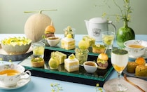 シェラトン都ホテル東京の「メロンと抹茶のアフタヌーンティー」。抹茶と柑橘のティラミスやメロンのショートケーキなど多彩
