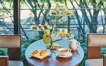TIAD, オートグラフ コレクションの初夏アフタヌーンティー。新緑をテーマに、メロンやミントなどの爽やかスイーツが勢揃い