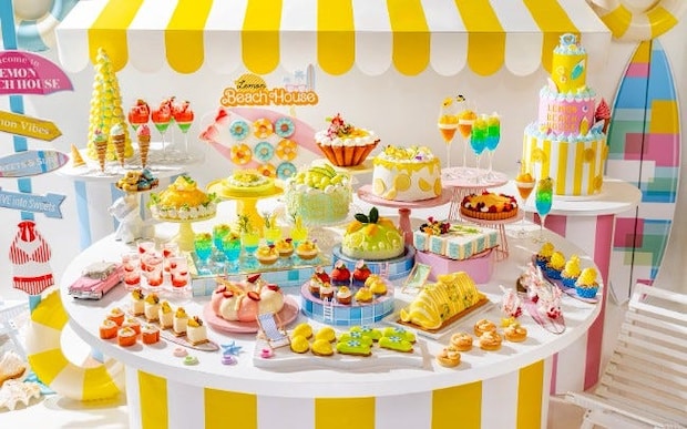 ヒルトン東京・夏のデザートビュッフェはビーチハウスがテーマ。レモンやメロン、マンゴーなどのかわいいスイーツが勢揃い