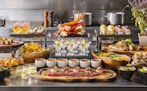 コンラッド東京で北海道がテーマのランチビュッフェ。選べるメイン＋ズワイガニやいくら丼、エゾシカなど北海道を食べ尽くそう