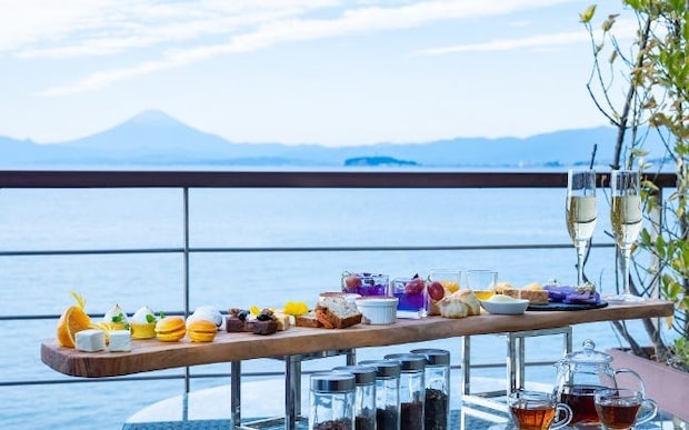 プチトリップ気分で、自分をリセット。絶景レストランのおひとりさま特等席5選！オーシャンビュー×アフタヌーンティーほか