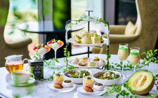 ヒルトン横浜のメロンアフタヌーンティー。メロンをかたどったムースや初夏のフルーツたっぷりのプリンアラモードに注目