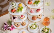 フォーシーズンズホテル東京大手町の「フランス初夏のアフタヌーンティー」。いちごやピーチなどフランスの初夏のフルーツを堪能