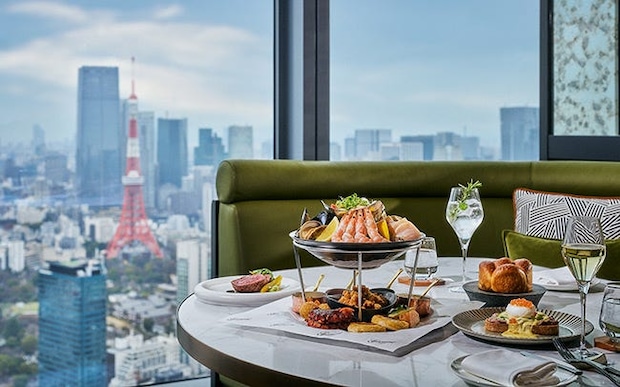 フェアモント東京最上階で楽しむ、日曜限定ブランチを編集部レポ！2段スタンドのシーフード、スイーツビュッフェ、ジンラボも