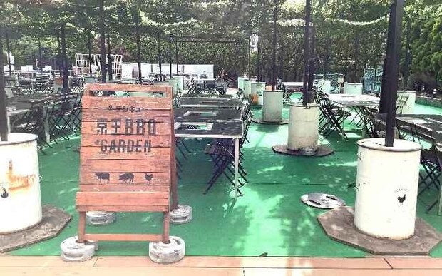 イルミと高層ビル夜景がきらめく「京王BBQガーデン」！新宿駅すぐの手ぶらバーベキュースポット【東京・新宿（新宿区）】
