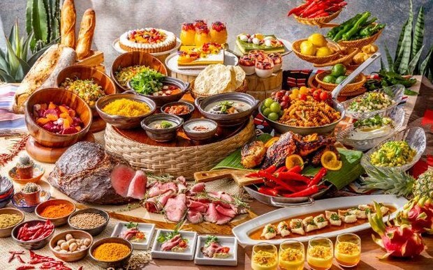 ヒルトン東京「夏のランチ・ディナービュッフェ」。スパイス香るアジアン料理や新登場のタコスでエキゾチックな美食体験