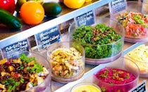 野菜をたっぷり楽しみたい日に。心も体も満たされるカラフルなサラダ・デリバーがメインのビュッフェ3選