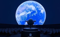 満天の星空に癒される「大人のプラネタリウム」。BARに寝っ転がり鑑賞シートも！【夏の夜のおでかけ特集2026】