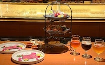 東京プリンスホテル「メインバー ウインザー」で体験。クラフトビールとスイーツの新しい味わいを楽しむ大人の時間