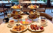 サラベス 表参道店「夜アフタヌーンティー」を体験。1人1台の3段スタンドに、トリュフポテトなど選べる軽食付き
