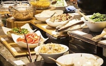 平日のランチをお得に！新宿で3,000円以下のランチビュッフェ3選。和食からエスニックまで