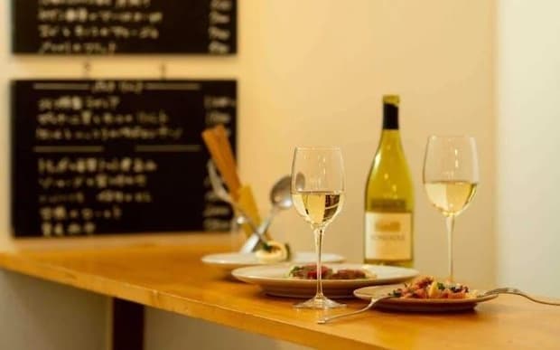 新宿でワイン飲み放題！開放的なテラスや隠れ家ビストロなど5選。自然派ワインやスパークリング、60種のワインビュッフェまで
