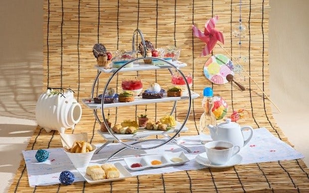 ロイヤルパークホテルの「夏祭りアフタヌーンティー」。たこ焼きやチョコバナナなど屋台の定番モチーフが楽しい