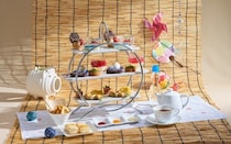 ロイヤルパークホテルの「夏祭りアフタヌーンティー」。たこ焼きやチョコバナナなど屋台の定番モチーフが楽しい