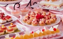 【2026年夏】大阪ホテルの桃スイーツビュッフェ3選。ピーチメルバや桃タルトなど旬の桃スイーツが食べ放題