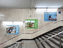 【2025/11/10(月)より期間限定】トーマスたちから働く大人世代に贈る名言広告が新橋駅に登場！新橋イルミネーションフェスタにトーマスブース出展