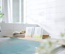 お湯につかって深呼吸！KuSu×生活の木コラボ「薬用入浴剤　パロサントの香り」登場
