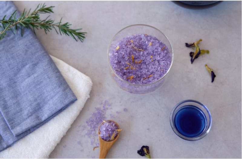 美と健康に！生活の木が、青いハーブを使ったバスソルトの作り方をレクチャー