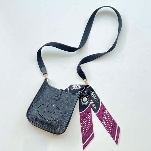 ツイリースカーフを巻いたエルメスのエブリン