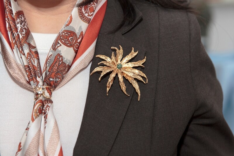 ハイブランドのブローチでコーデを格上げ。選び方やおしゃれな着け方も紹介