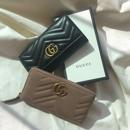 開閉タイプが異なるグッチの長財布