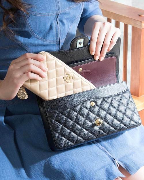 シャネルの長財布をバッグから取り出す女性