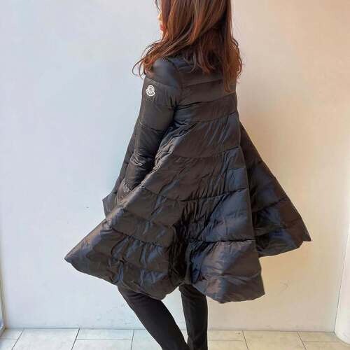 モンクレールのダウンコートを着た女性