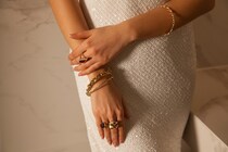 ゴールドとシルバーどっちが似合う？一緒につけるのもあり？違い、おすすめアイテム