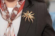 ハイブランドのブローチでコーデを格上げ。選び方やおしゃれな着け方も紹介